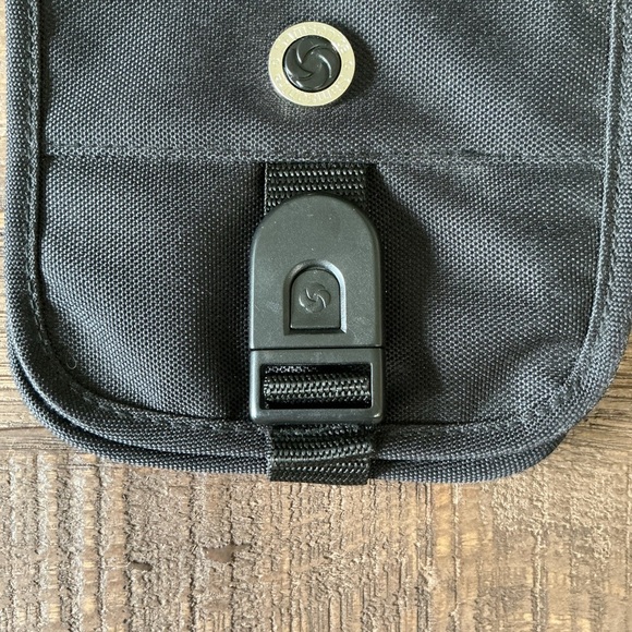Samsonite Black Crossover Shoulder Wallet - Picture 3 of 5